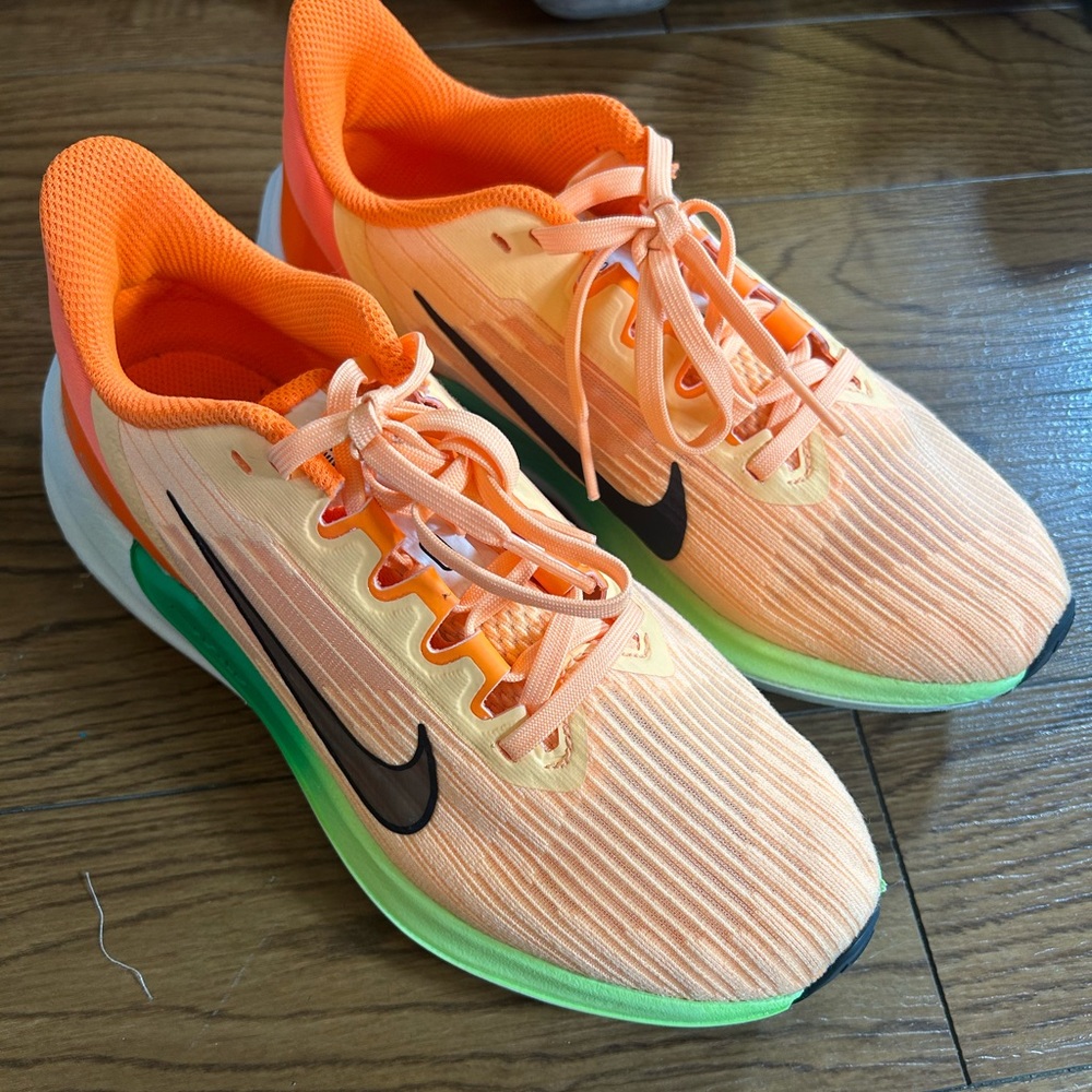 Women’s Nike Air Winflo 9 in Peaches and Cream Size 6